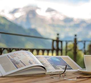 Livre et café sur la terrasse