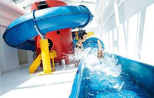 Wasserrutsche im Hallenbad