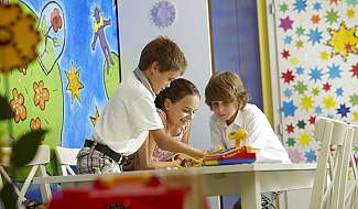 Des enfants jouent à la table