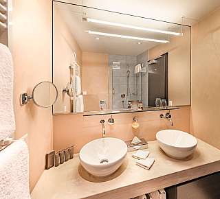 Salle de bains moderne avec double lavabo