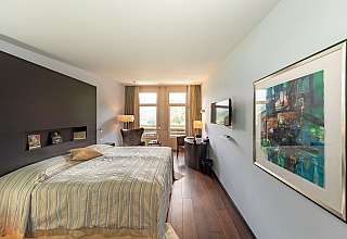 Modernes Schlafzimmer mit Aussicht