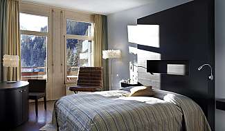 Chambre lumineuse avec vue sur les montagnes