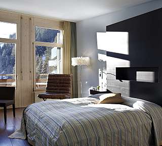 Chambre lumineuse avec vue sur la montagne