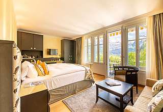 Helles Hotelzimmer mit Bergblick