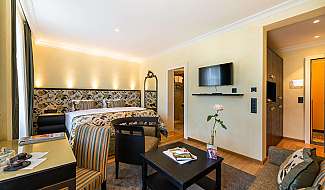 Chambre d'hôtel confortable avec télévision