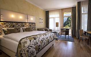Gemütliches Hotelzimmer mit Bergblick