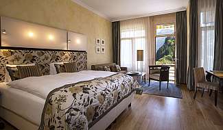 Chambre d’hôtel confortable avec vue sur les montagnes