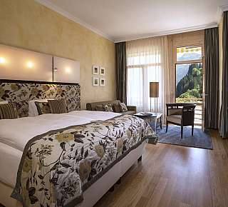 Chambre d'hôtel confortable avec vue sur les montagnes