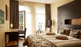 Chambre moderne avec vue sur les montagnes