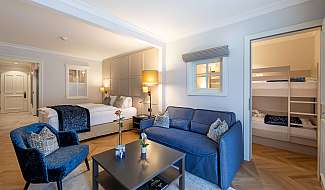 Chambre d'hôtel cosy avec coin salon