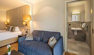 Chambre d’hôtel moderne avec canapé