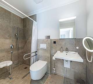 Salle de bain moderne accessible