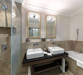 Salle de bains moderne avec double vasque