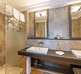 Salle de bain moderne avec douche
