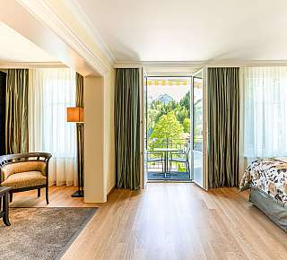 Chambre d'hôtel lumineuse avec balcon