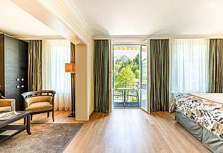 Helles Hotelzimmer mit Balkon