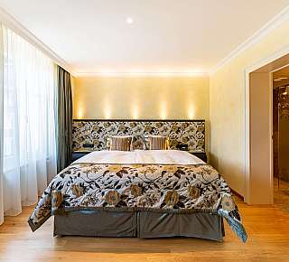 Chambre lumineuse avec lit fleuri