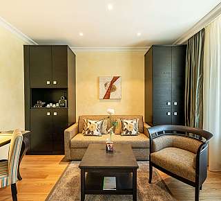 Salon moderne avec des fauteuils