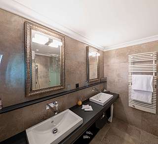 Salle de bain moderne avec double vasque