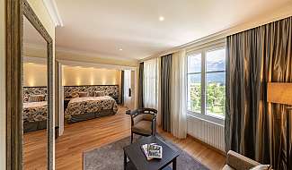 Chambre d'hôtel lumineuse avec vue sur les montagnes
