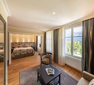 Chambre d'hôtel lumineuse avec vue sur les montagnes