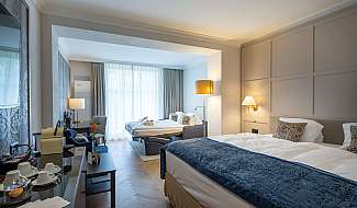 Chambre d'hôtel lumineuse avec deux lits