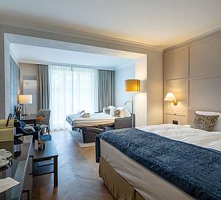 Chambre d'hôtel lumineuse avec deux lits