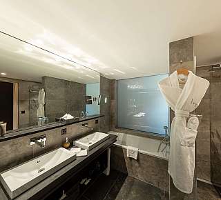 Salle de bains moderne avec double lavabo