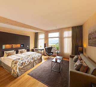 Chambre d'hôtel moderne avec vue sur la montagne