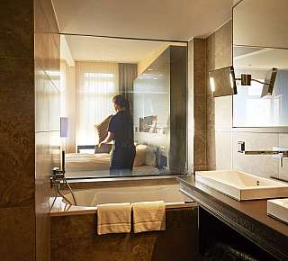 Salle de bain moderne avec baignoire