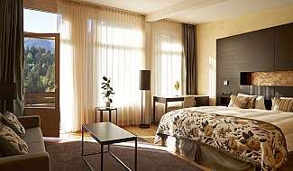 Chambre d'hôtel lumineuse avec vue sur les montagnes
