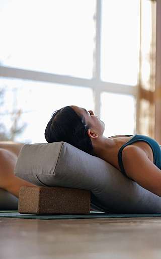 Détente en yoga à la fenêtre