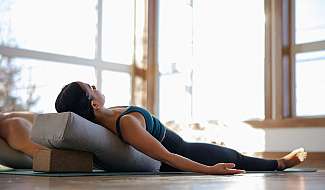 Détente en yoga à la fenêtre