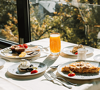 Table de petit-déjeuner près de la fenêtre