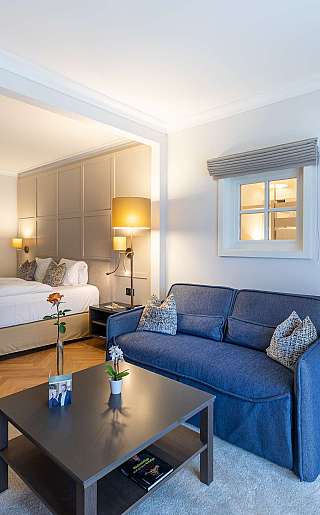 Chambre d’hôtel lumineuse avec coin salon