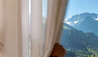 Bergblick durch Vorhang