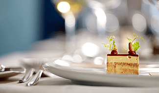 Dessert sur une assiette blanche