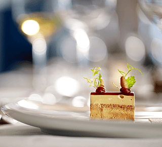 Dessert sur une assiette blanche