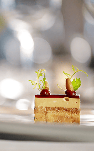 Dessert sur assiette blanche