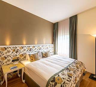 Chambre confortable avec tête de lit fleurie