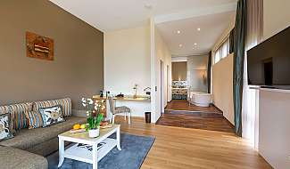 Salon moderne avec salle de bain