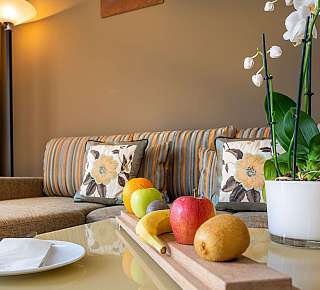 Salon confortable avec des fruits