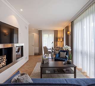 Salon moderne avec cheminée