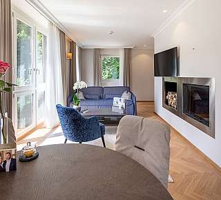 Salon moderne avec cheminée