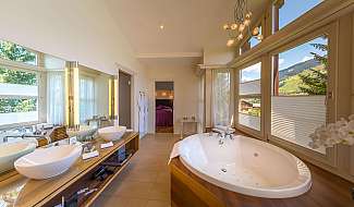 Salle de bain luxueuse avec fenêtre panoramique