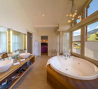 Salle de bain luxueuse avec fenêtre panoramique