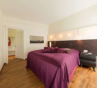Chambre à coucher moderne avec lit double
