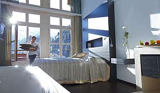 Chambre lumineuse avec vue sur les montagnes