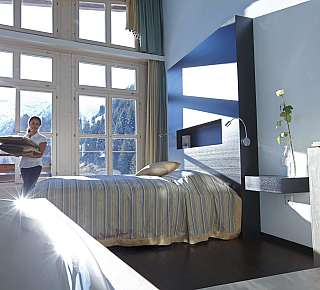 Chambre lumineuse avec vue sur la montagne