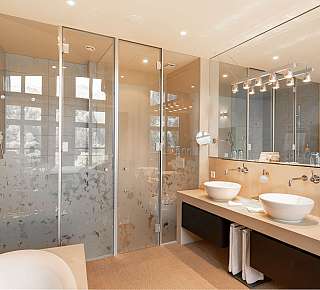 Salle de bains moderne avec double vasque